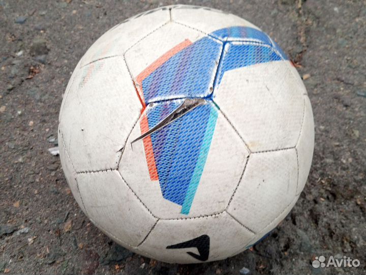 Футбольный мяч demix б/у
