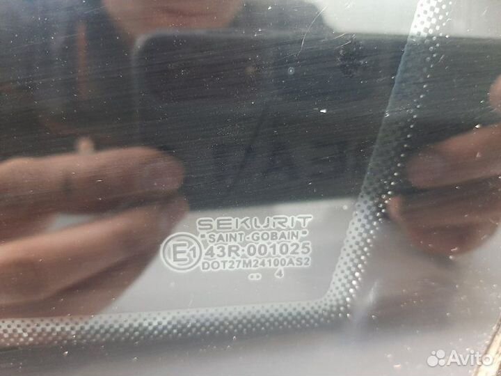 Форточка в крыло задняя правая Volkswagen Touareg