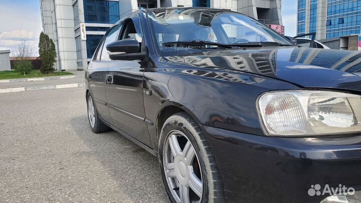 Капот акцент