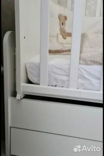 Детская кроватка с маятником белая