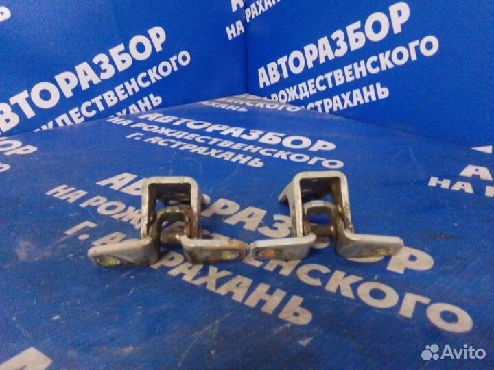 Петля двери Mitsubishi Dion минивен 4G63 2000