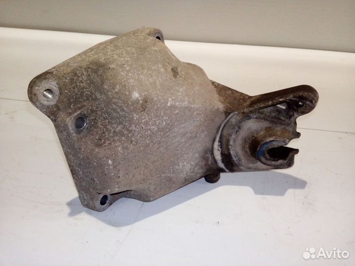 Кронштейн двигателя левый C-класс W204/S204 (2006—2011) Mercedes-Benz