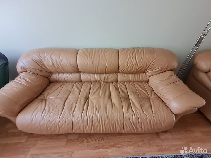 Кожаный диван и 2 кресла б/у