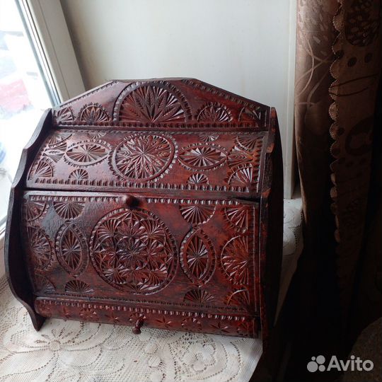 Резная деревянная хлебница ручной работы