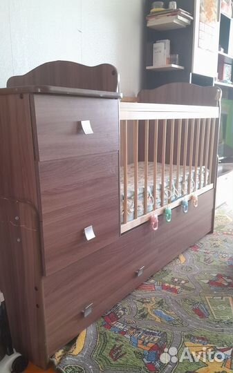 Детская кроватка с маятником и комодом