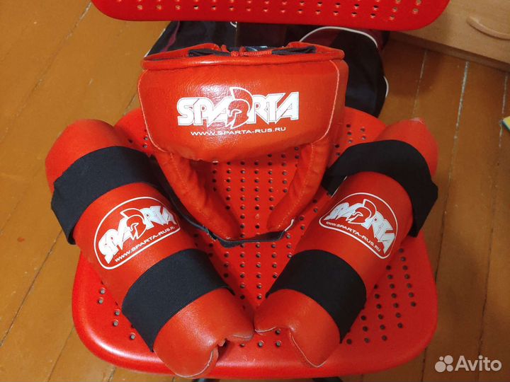 Боксерские перчатки и шлем,защита для ног