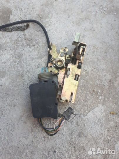 Замок двери водительской мерседес 638