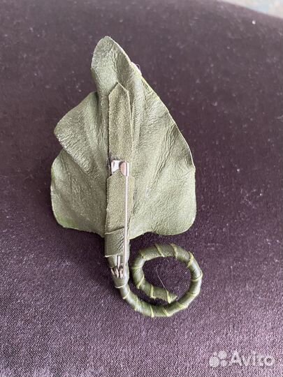 Брошь с цветком из кожи ручная работа