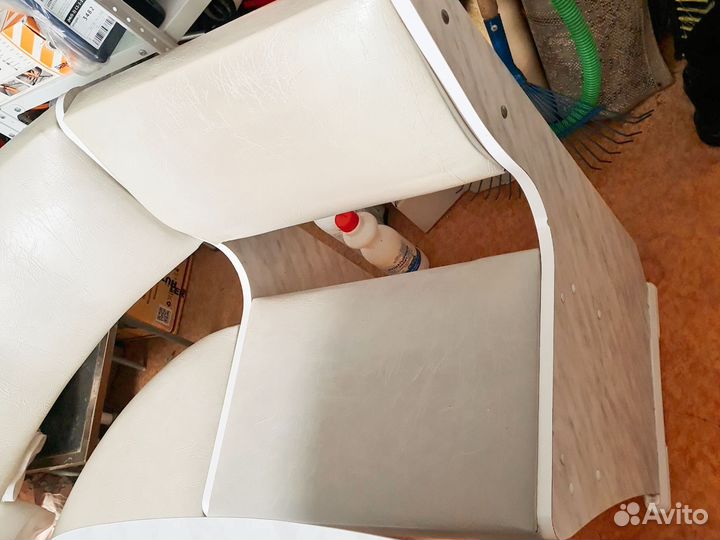 Кухонный уголок со столом и стульями