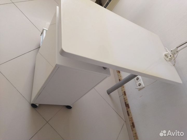 Стол для мастера маникюра