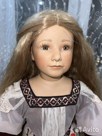 Коллекционная фарфоровая кукла