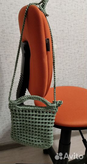 Вязаная сумочка с регулируемой ручкой