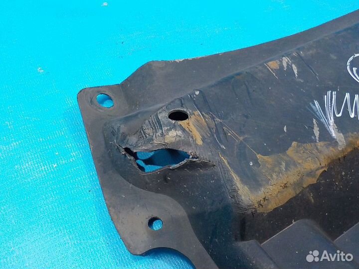 Пыльник двигателя центральный toyota Auris (E15) 2