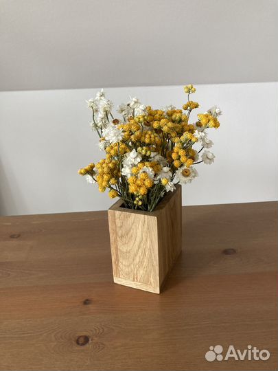 Сухоцветы в деревянной подставке