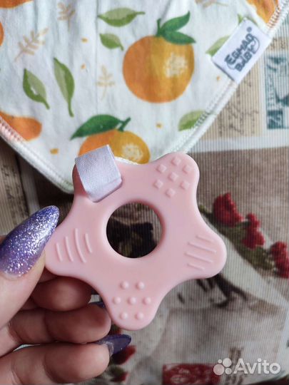 Слюнявчик с прорезывателем, плотный, новый