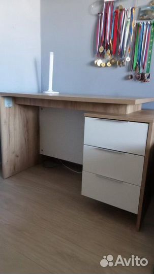 Стол письменный и полка