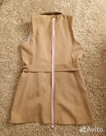 Бежевый жилет с поясом (размер L)