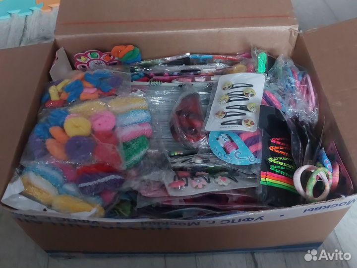 Целая коробка резинок, заколок новое