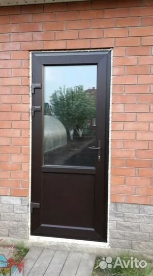 Дверь пластиковая уличная новая