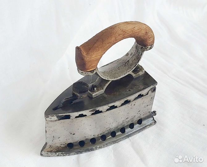 Старинный угольный утюг