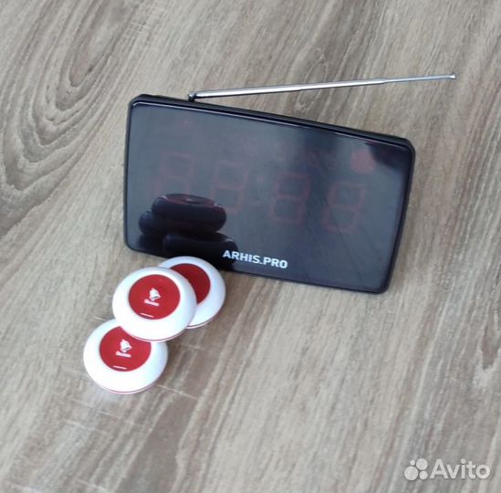 Кнпока вызова персонала и табло отображения вызова