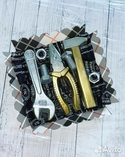 Шоколадный подарок на 23 февраля инструменты