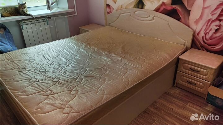 Кровать и тумбы