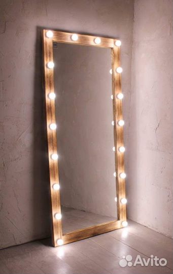 Гримерное зеркало с лампочками