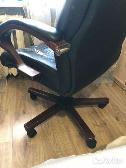 Кожанное кресло