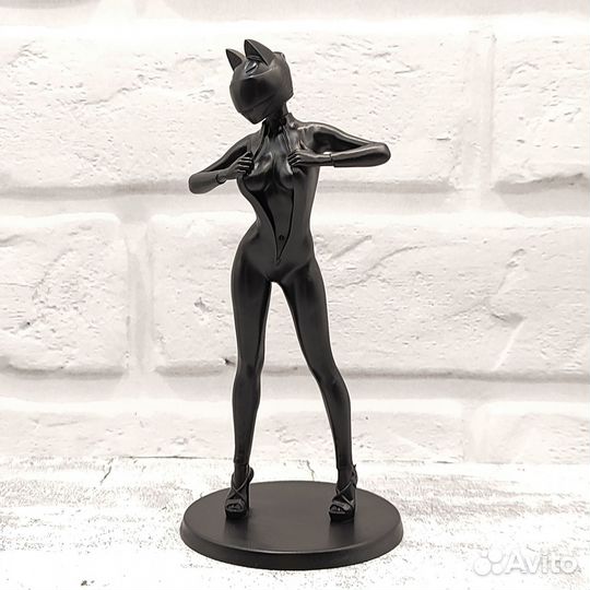 Фигурка девушки