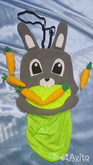 Зайчик собирает морковку