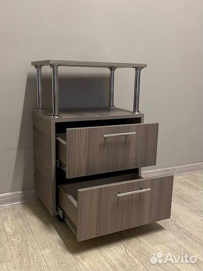 Педикюрное кресло с тележкой с ящиками