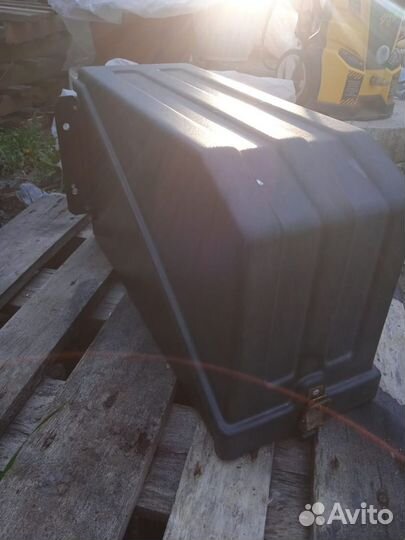 Автомобильный ящик для инструмента или домкрата