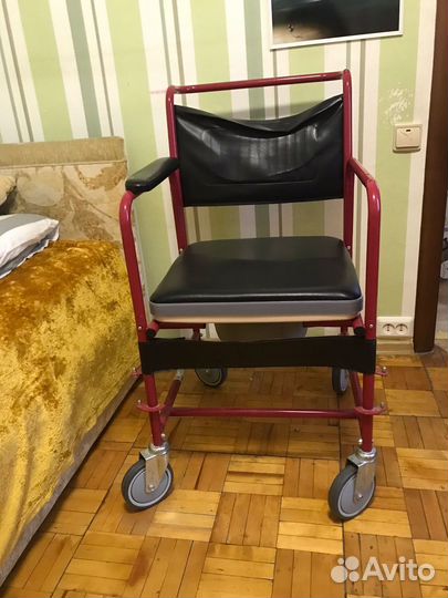 Кресло на колесах с санитарным оснащением