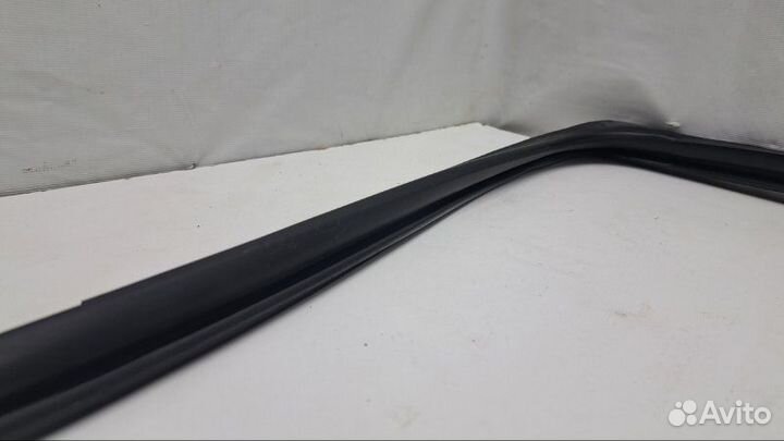 Уплотнительная резинка боковой двери задняя правая