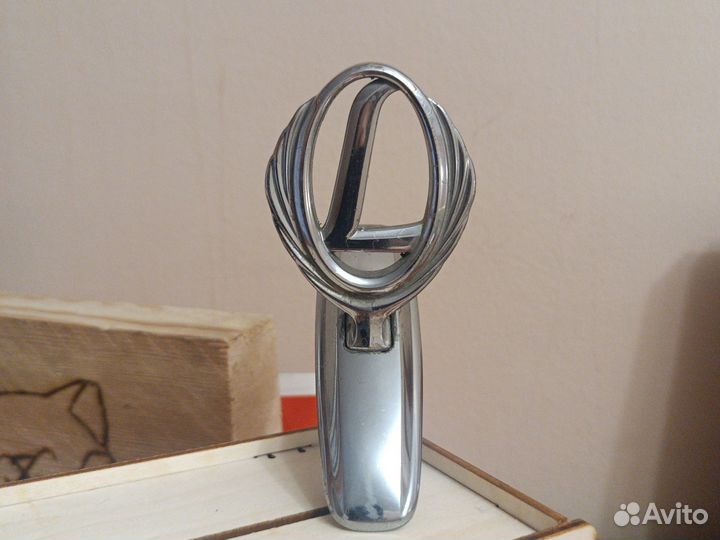 Эмблема на капот nissan laurel