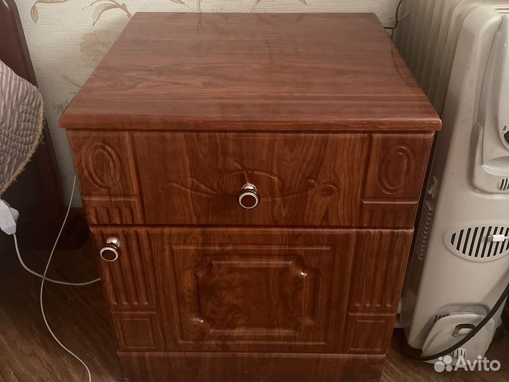 Тумбочка прикроватная