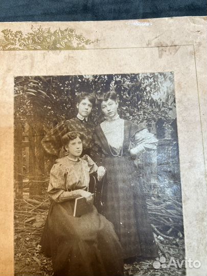 Старинная фотография (Купеческие дочери )