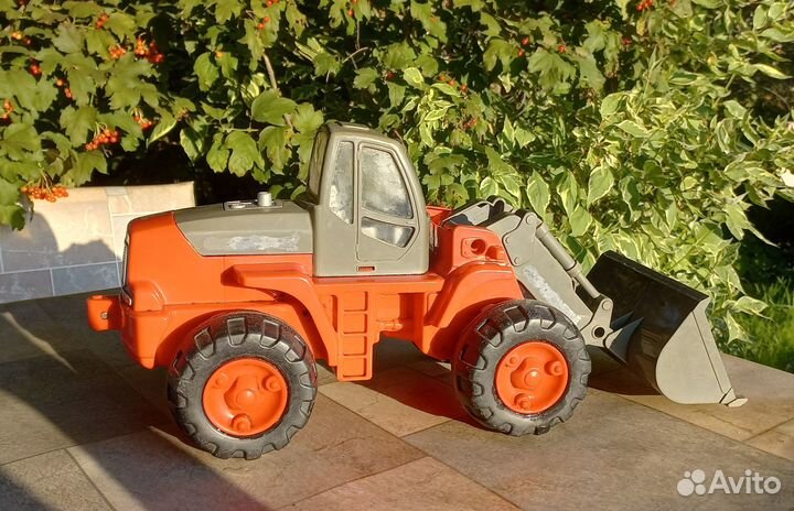 Игрушка трактор большой