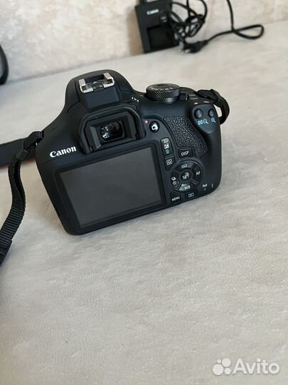 Зеркальный фотоаппарат Canon eos 2000d