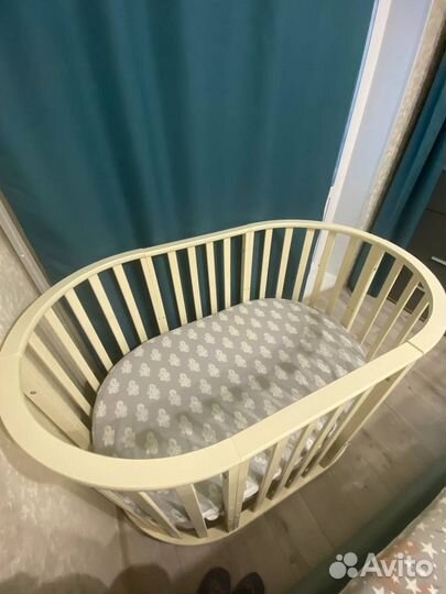 Детская кроватка с маятником