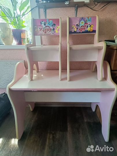 Детский стол и 2 стула