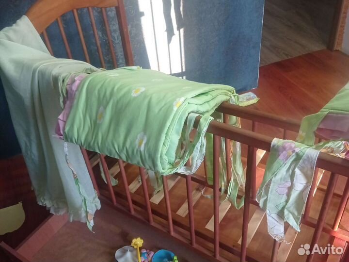 Детская кроватка с маятником и ящиком