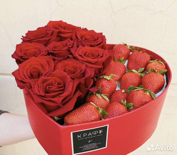 Бокс Love с клубникой и розами
