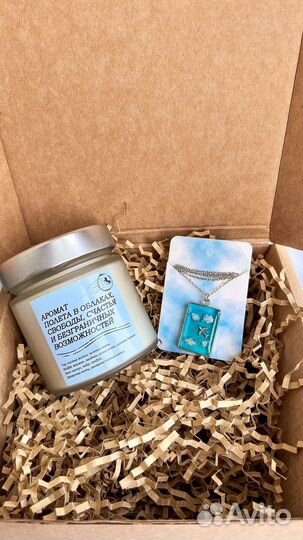 Подарок девушке со свечей и кулоном из смолы