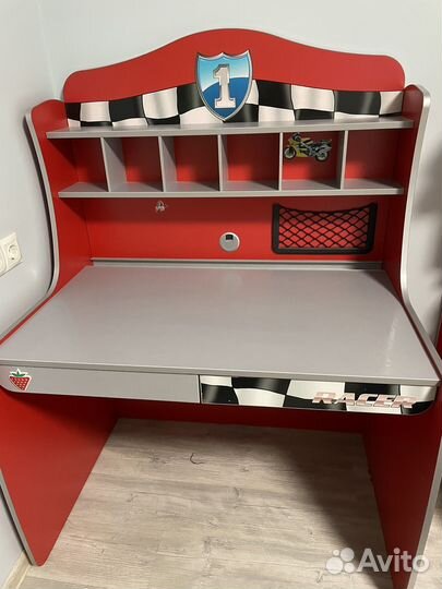 Рабочий стол с полками