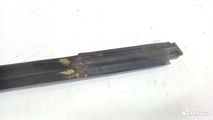 Уплотнитель стекла передний правый Ford Focus 3