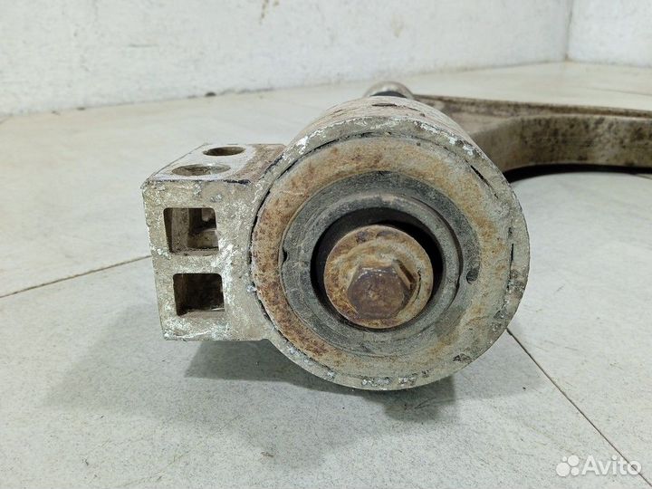 Рычаг передний правый