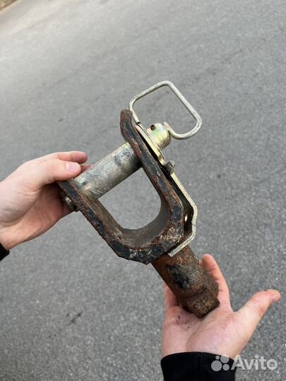 Буксировочный крюк Volvo FH12