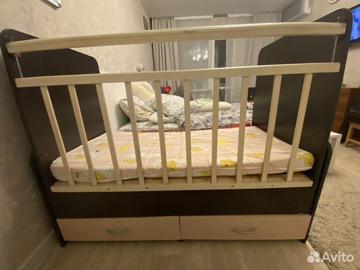 Детская кроватка с поперечным маятником